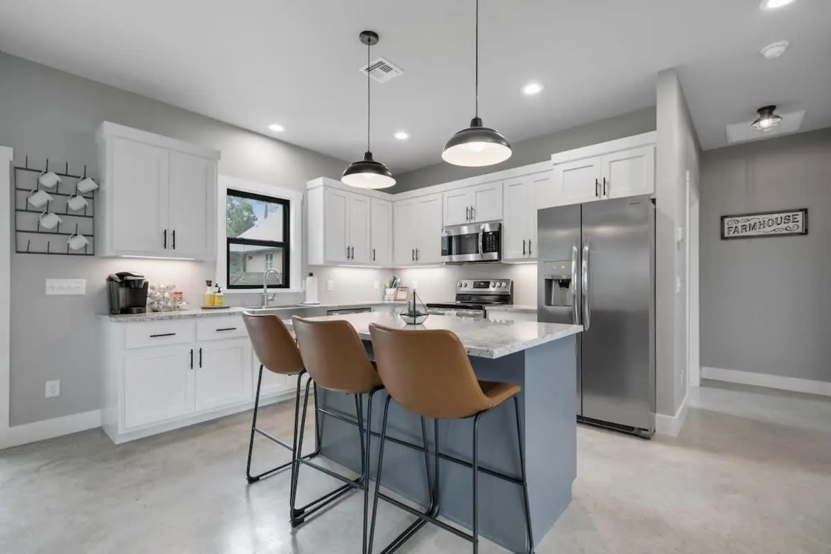 Kitchen or kitchenette in Luxury Home 3blck from Main St with FirePit