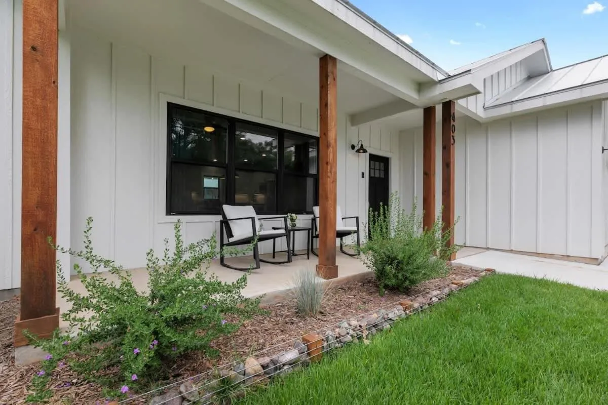 Patio in Luxury Home 3blck from Main St with FirePit