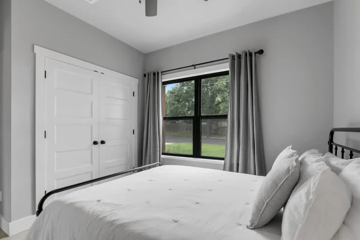 Bed in Luxury Home 3blck from Main St with FirePit