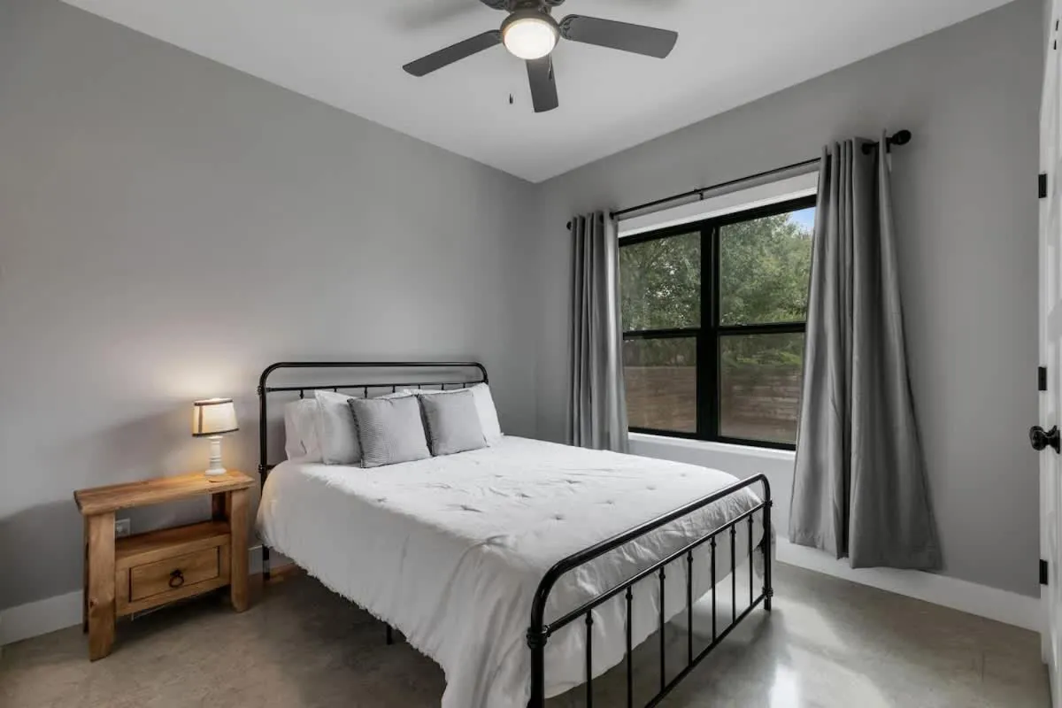 Bed in Luxury Home 3blck from Main St with FirePit