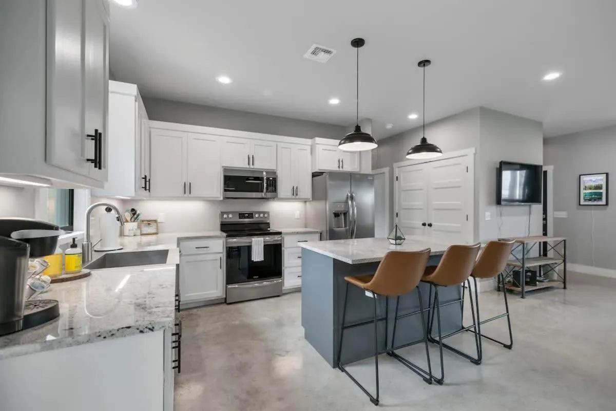 Coffee/tea facilities in Luxury Home 3blck from Main St with FirePit