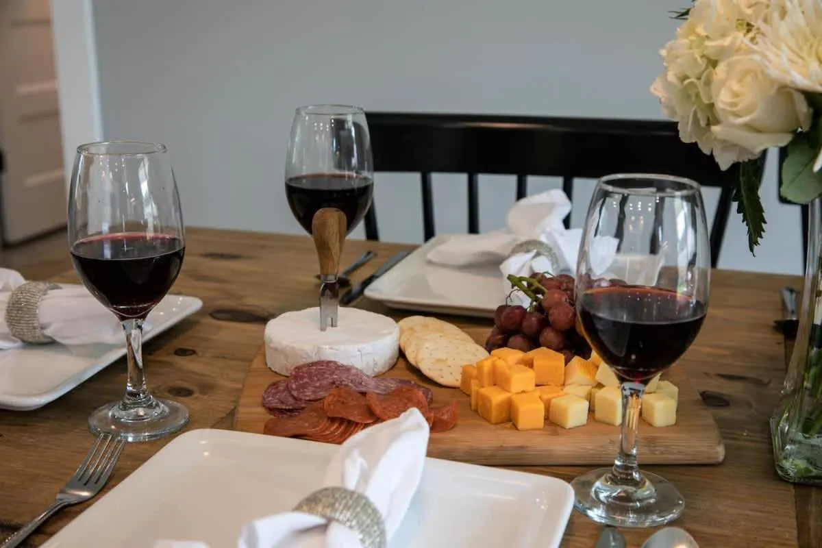 Food and drinks in Luxury Home 3blck from Main St with FirePit