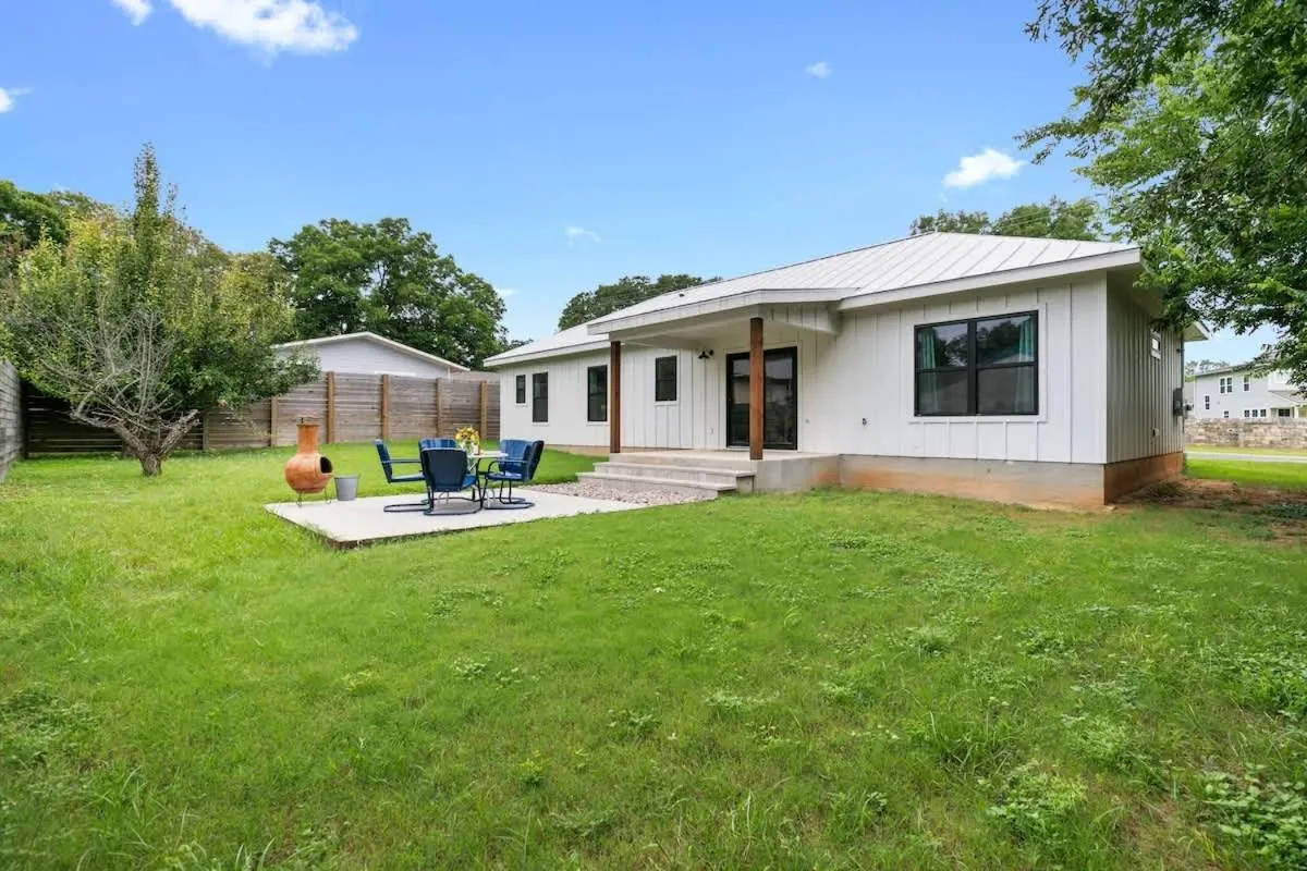 Property building in Luxury Home 3blck from Main St with FirePit