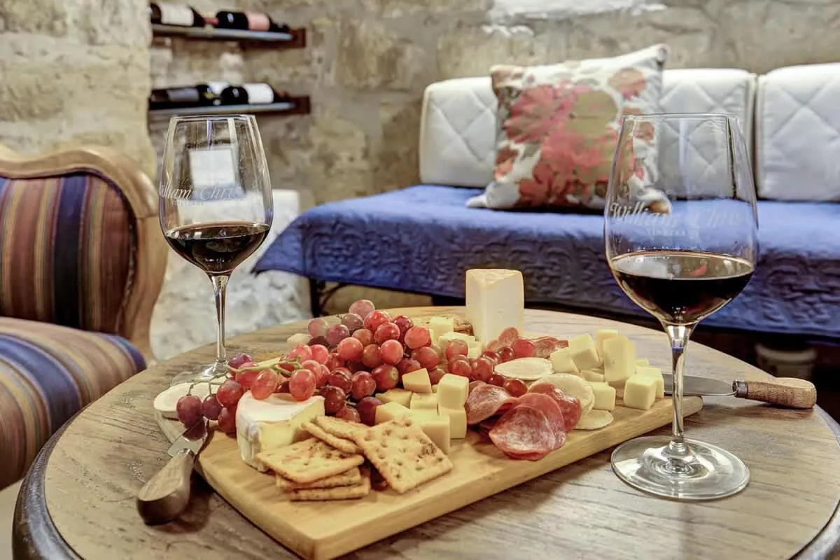 Food in New! Luxurious Home with Wine Cellar & Firepit!