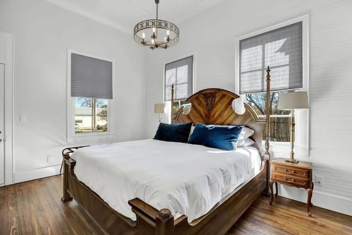 Bed in New! Luxurious Home with Wine Cellar & Firepit!