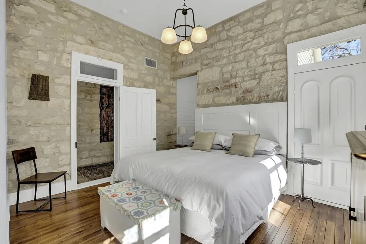 Bed in New! Luxurious Home with Wine Cellar & Firepit!