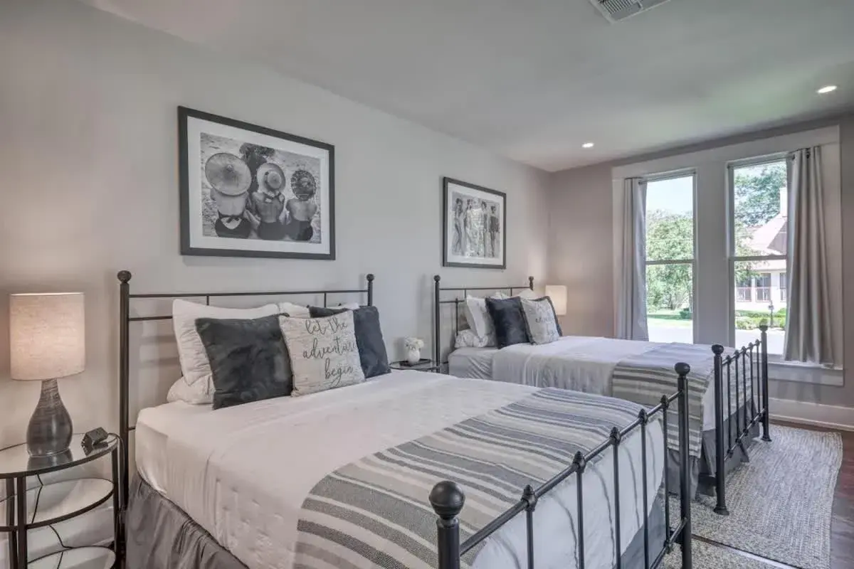 Modern Luxurious Home with game room Modern Luxurious Home with game room