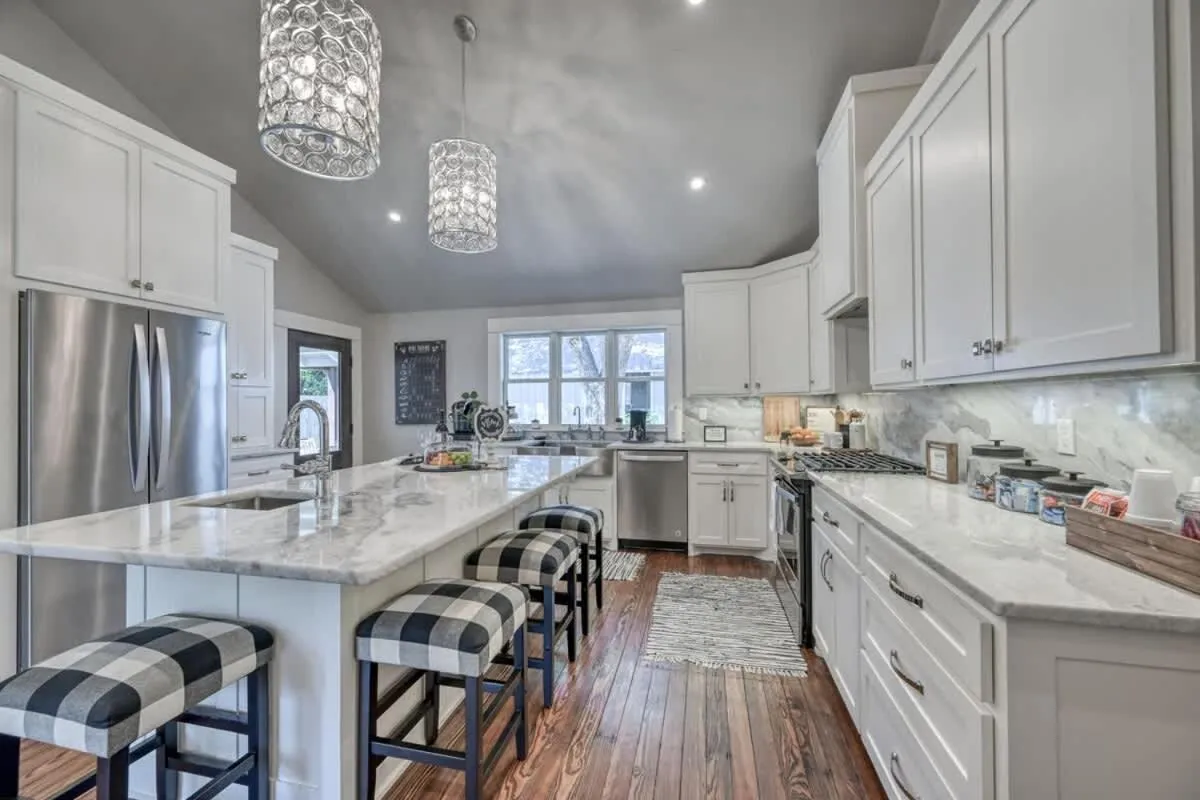 Kitchen or kitchenette in Modern Luxurious Home with game room