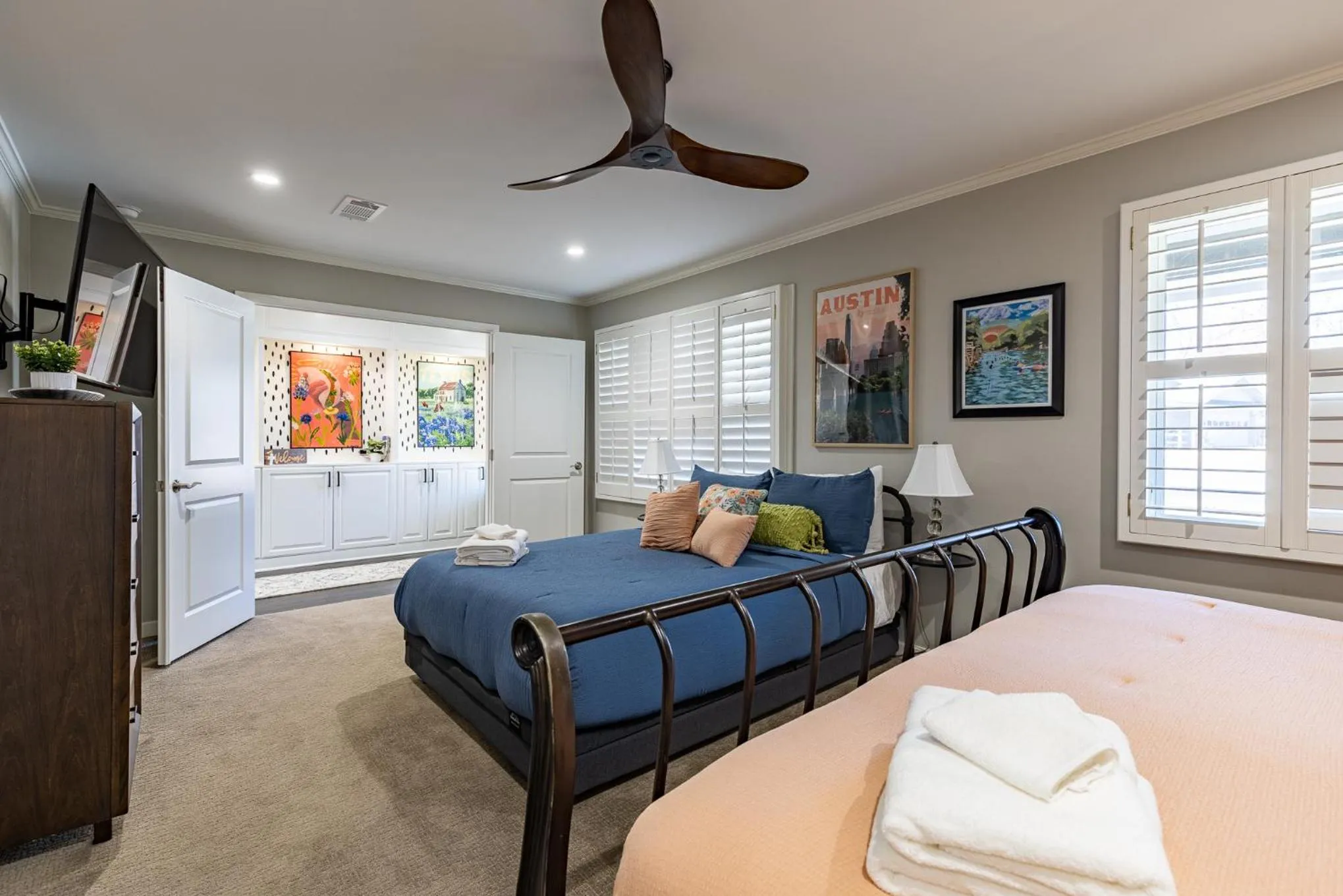 Bedroom, Bed in Luxurious Lakehouse with Indoor Pool-Hot Tub-Fire Pit