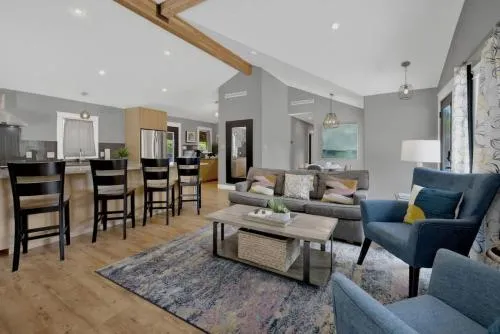 Alcove: Steps to Main St-High End Home w/Hot-tub!