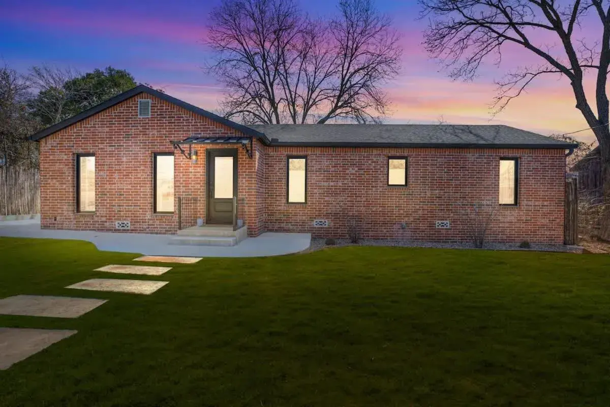 Alcove: Steps to Main St-High End Home w/Hot-tub! Alcove: Steps to Main St-High End Home w/Hot-tub!