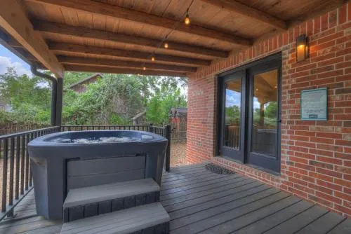 Alcove: Steps to Main St-High End Home w/Hot-tub!