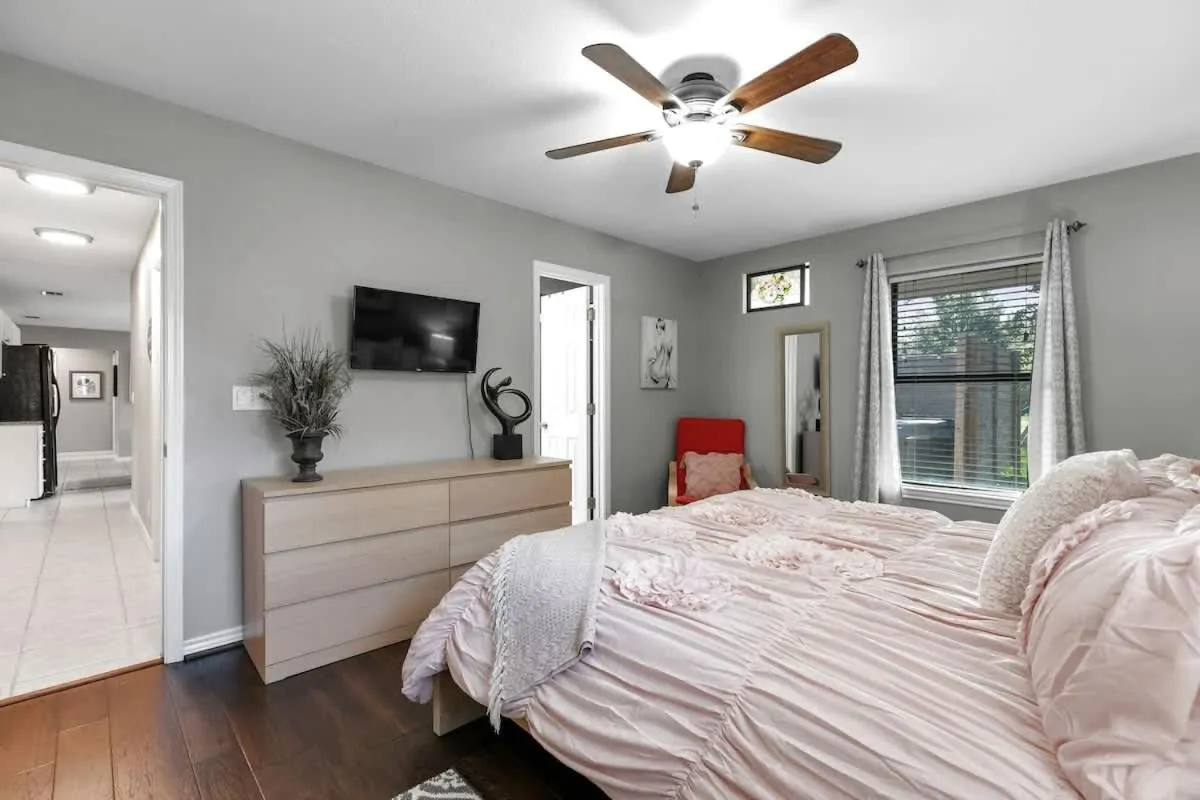 Bed in Stylish Home - Lrg Yard with games Grill & Hot Tub