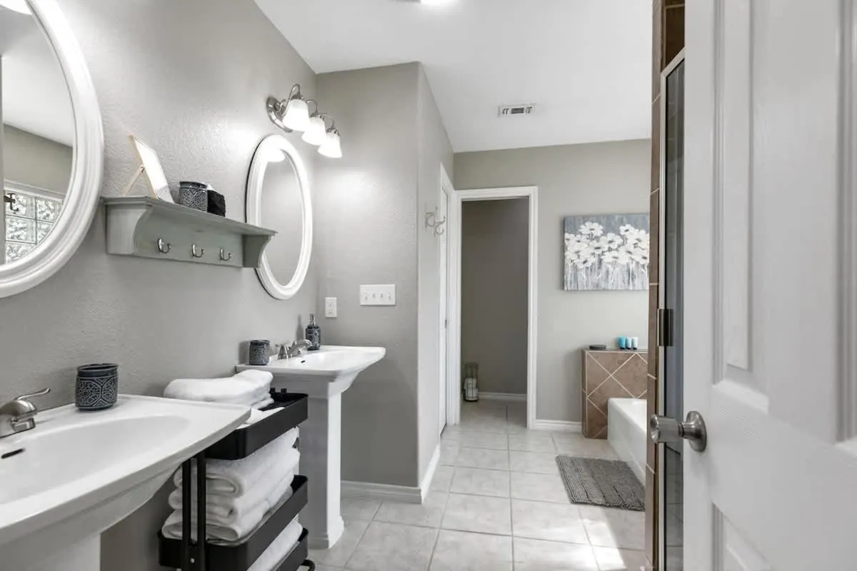 Bathroom in Stylish Home - Lrg Yard with games Grill & Hot Tub