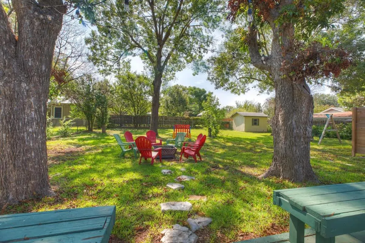 Property building in Stylish Home - Lrg Yard with games Grill & Hot Tub