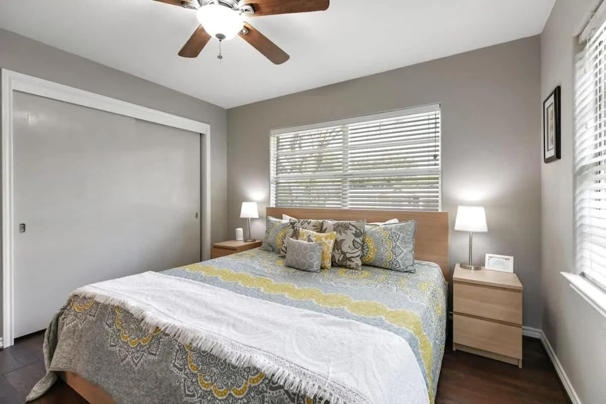 Bed in Stylish Home - Lrg Yard with games Grill & Hot Tub