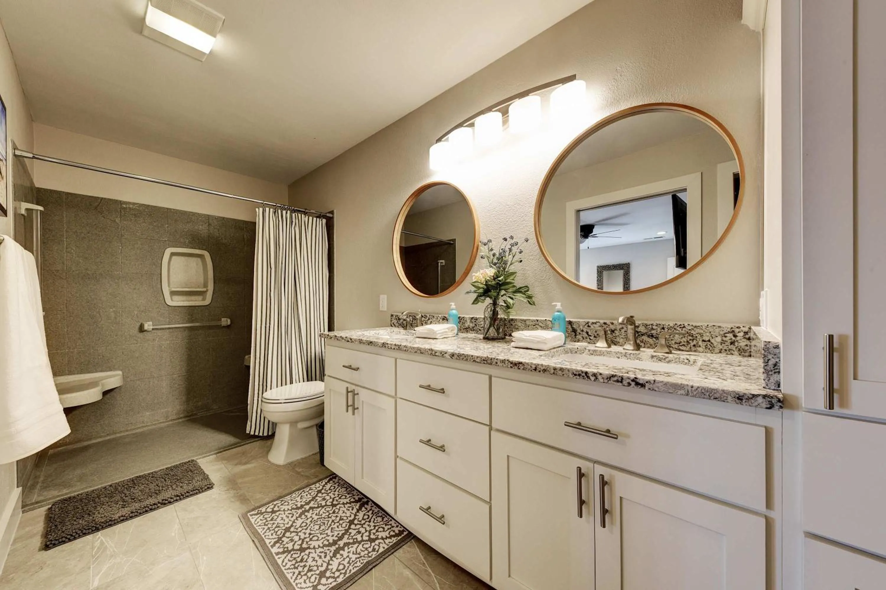 Bathroom in Waterfront Lake House with Hot Tub & Firepit