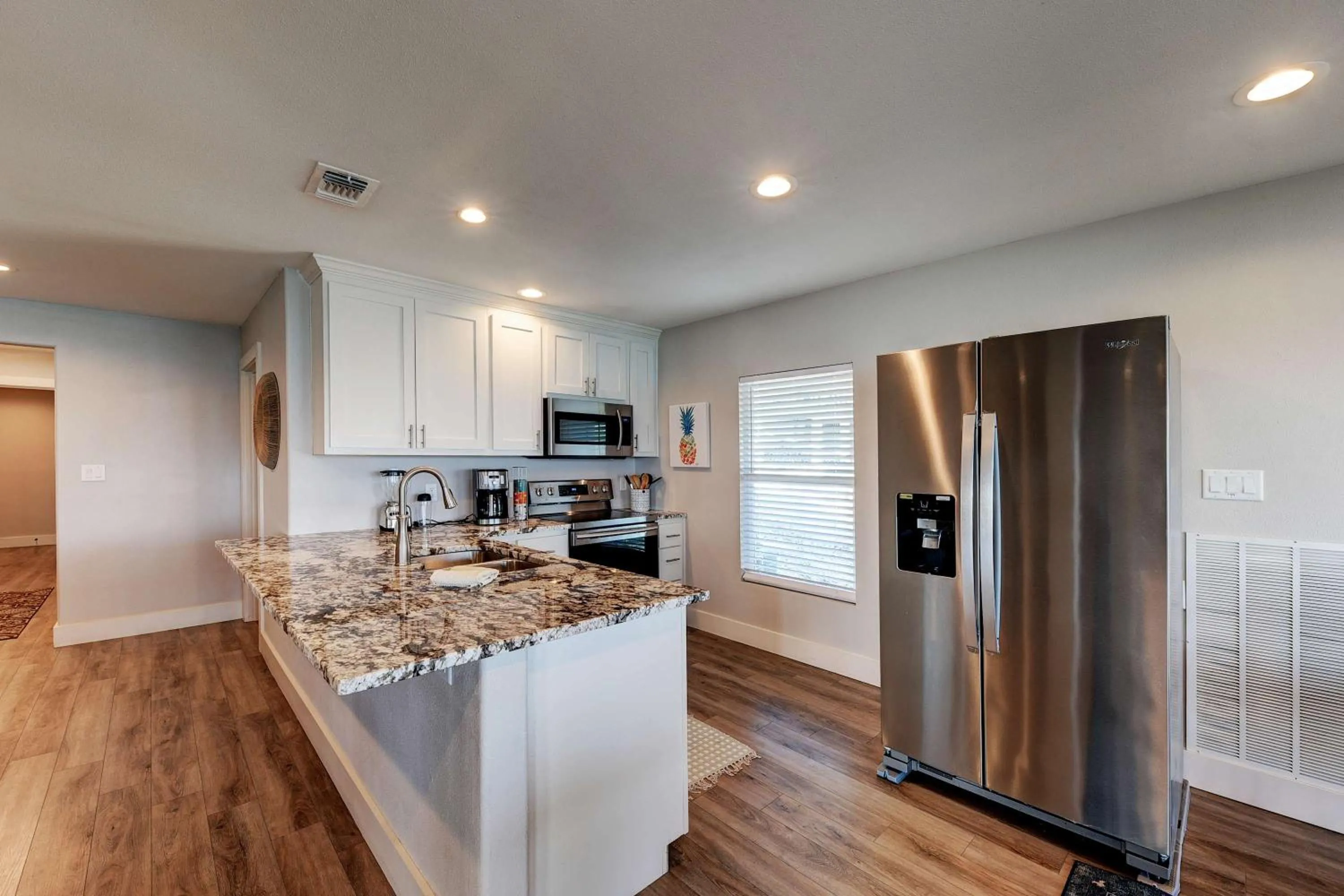 Kitchen or kitchenette in Waterfront Lake House with Hot Tub & Firepit