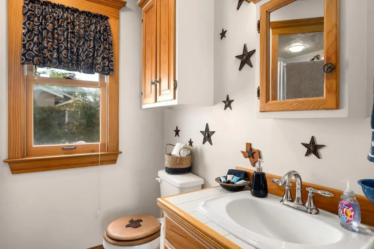 Bathroom in Texas Charm Texana - 15 min Walk to Main