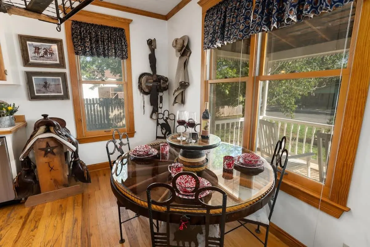 Dining area in Texas Charm Texana - 15 min Walk to Main