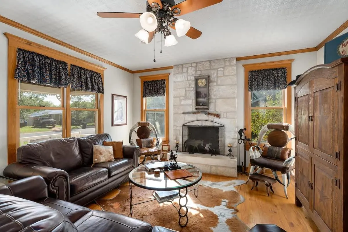 Living room in Texas Charm Texana - 15 min Walk to Main