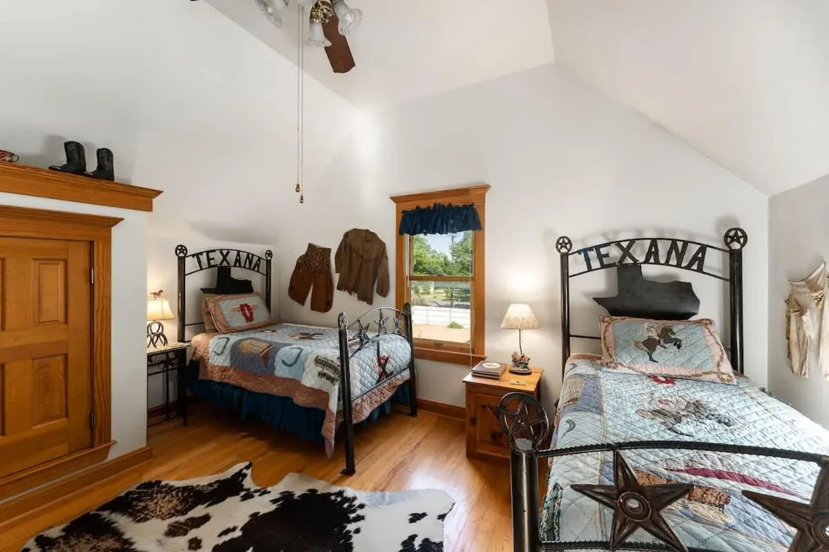 Bed in Texas Charm Texana - 15 min Walk to Main