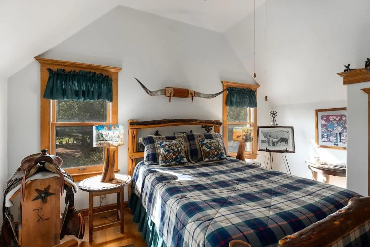 Bed in Texas Charm Texana - 15 min Walk to Main