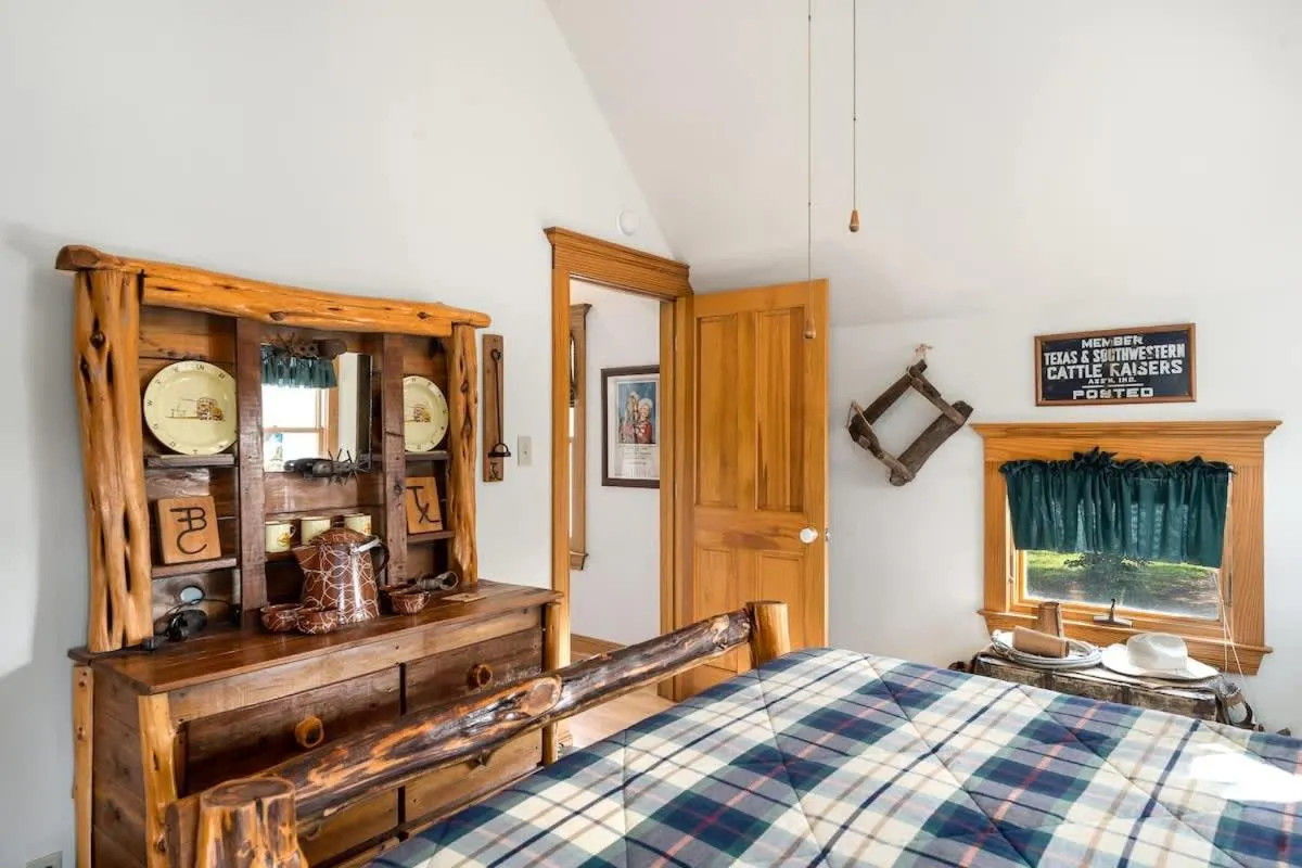 Bed in Texas Charm Texana - 15 min Walk to Main