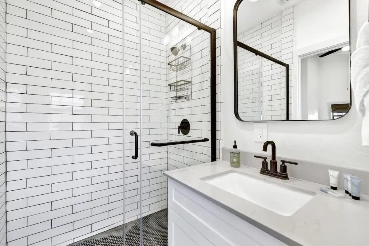 Shower in Olive St Ranch with HotTub-Grill and Party Barn