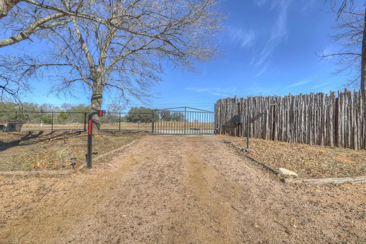 Spring in Olive St Ranch with HotTub-Grill and Party Barn