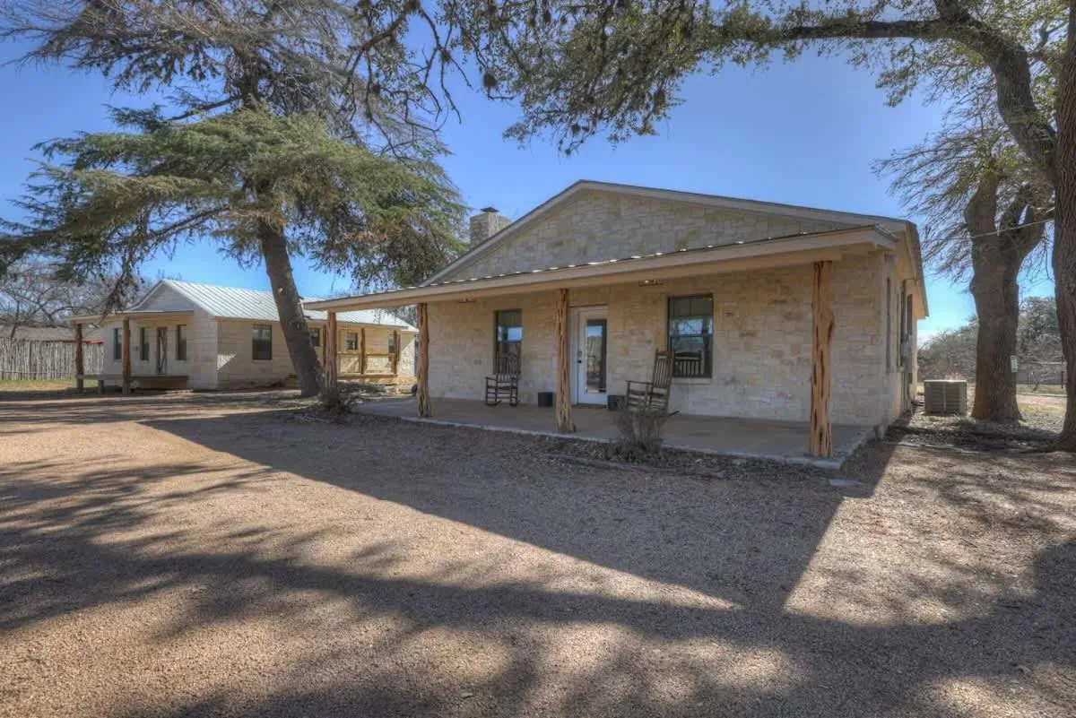 Property building in Olive St Ranch with HotTub-Grill and Party Barn