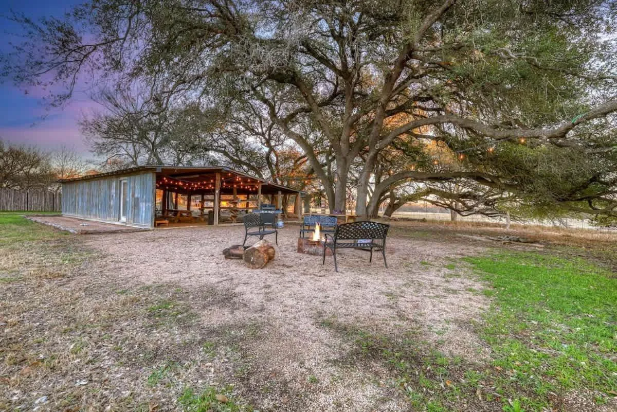 Property building in Olive St Ranch with HotTub-Grill and Party Barn