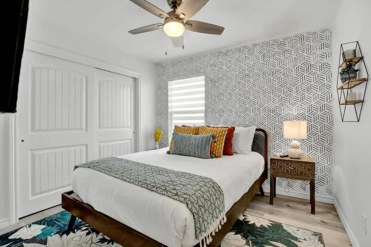 Bed in Luxury Modern Home with Hot tub Deck & Firepit!