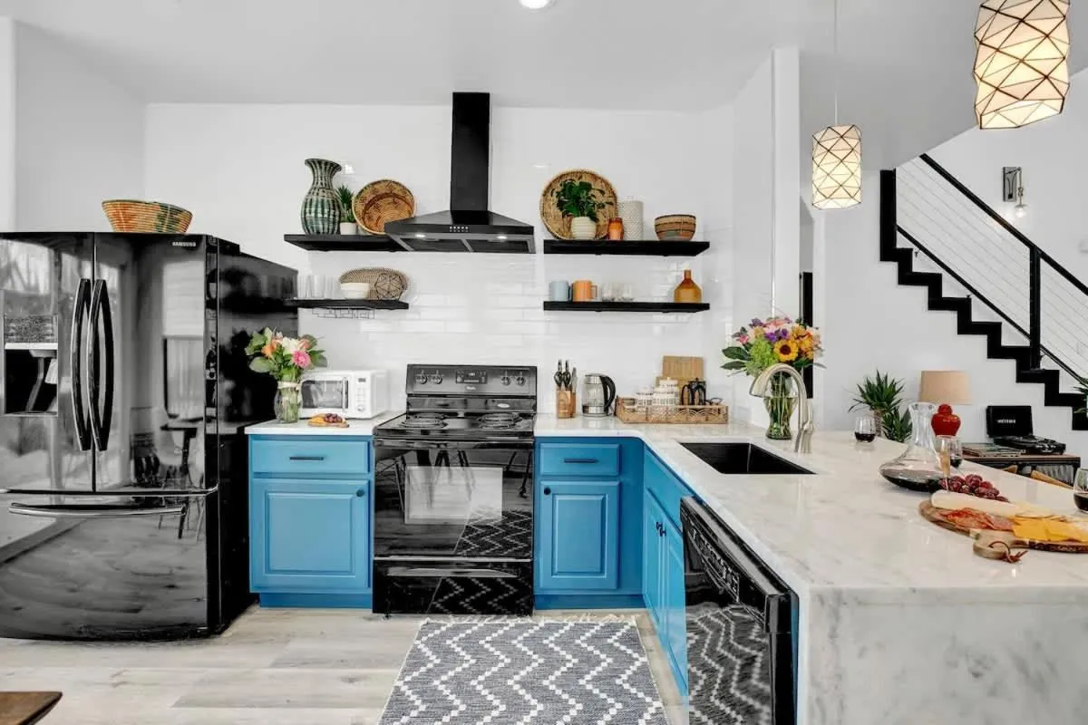 Kitchen or kitchenette in Luxury Modern Home with Hot tub Deck & Firepit!