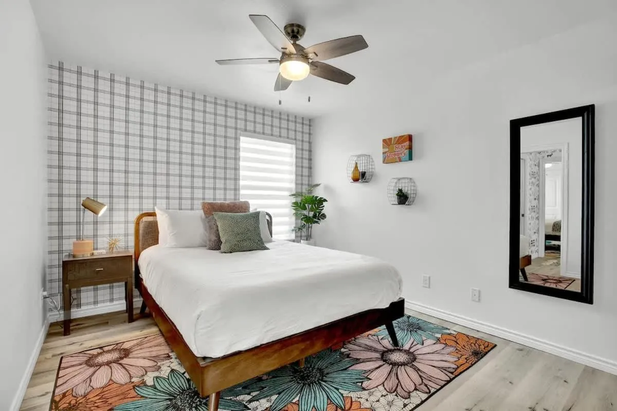 Bed in Luxury Modern Home with Hot tub Deck & Firepit!