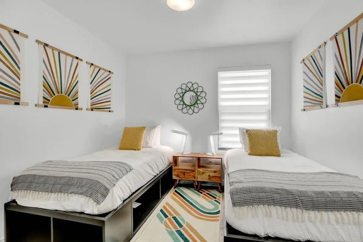 Bed in Luxury Modern Home with Hot tub Deck & Firepit!