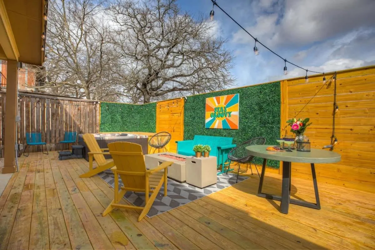 Spring in Luxury Modern Home with Hot tub Deck & Firepit!