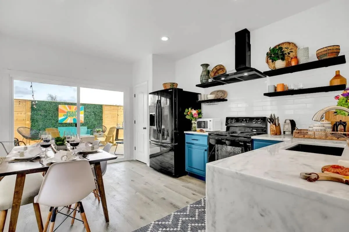 Kitchen or kitchenette in Luxury Modern Home with Hot tub Deck & Firepit!