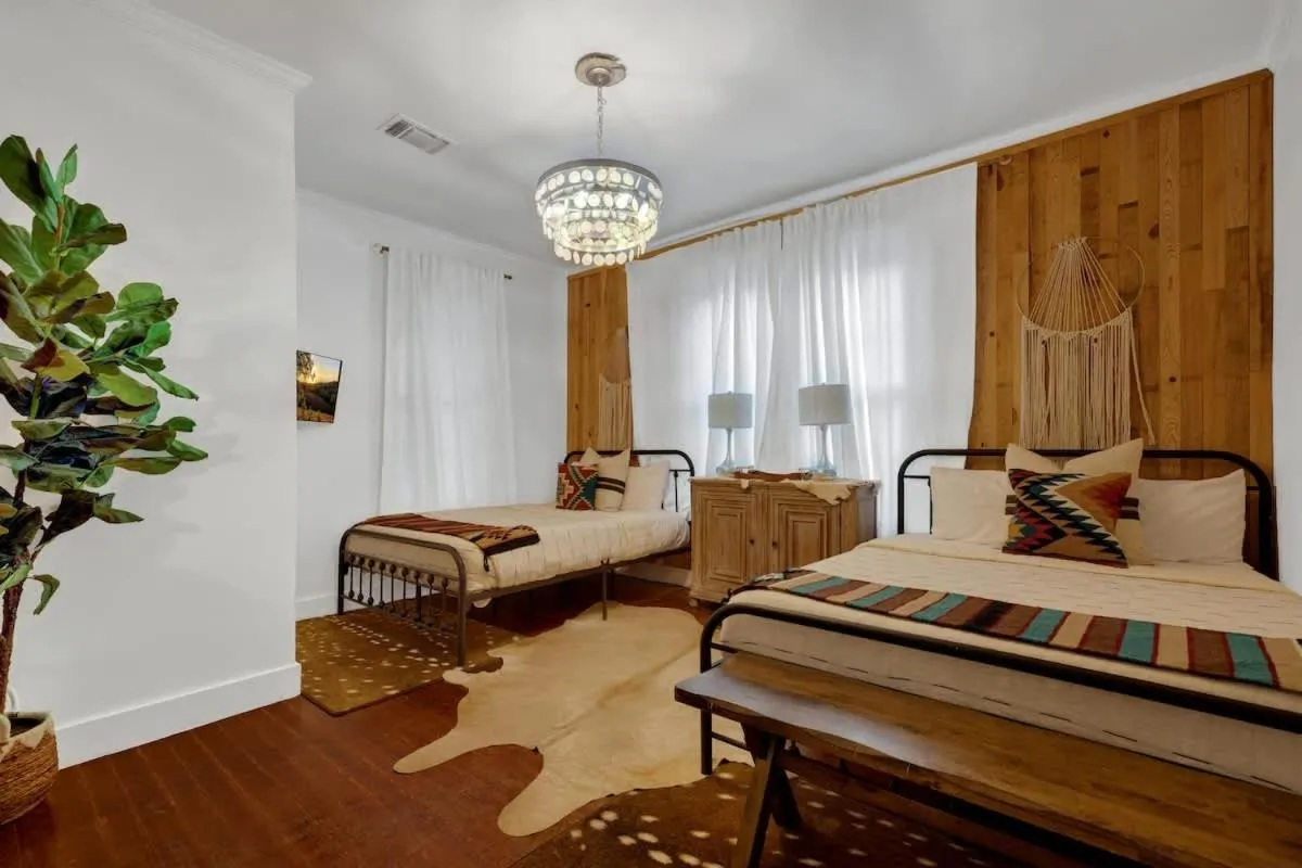 Bed in Poplar Place Main House with Hot tub-1 mi to Main St