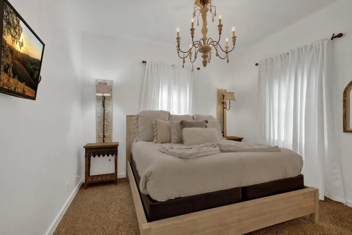 Bed in Poplar Place Main House with Hot tub-1 mi to Main St