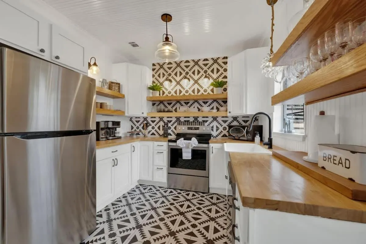 Kitchen or kitchenette in Poplar Place Main House with Hot tub-1 mi to Main St