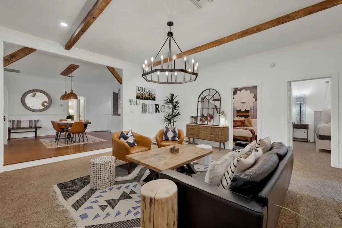 Living room in Poplar Place Main House with Hot tub-1 mi to Main St