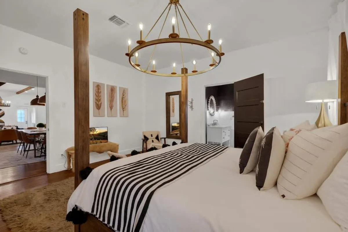 Bed in Poplar Place Main House with Hot tub-1 mi to Main St