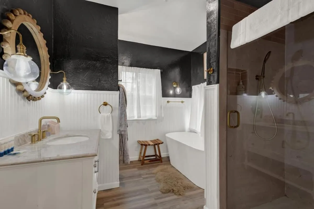 Bathroom in Poplar Place Main House with Hot tub-1 mi to Main St