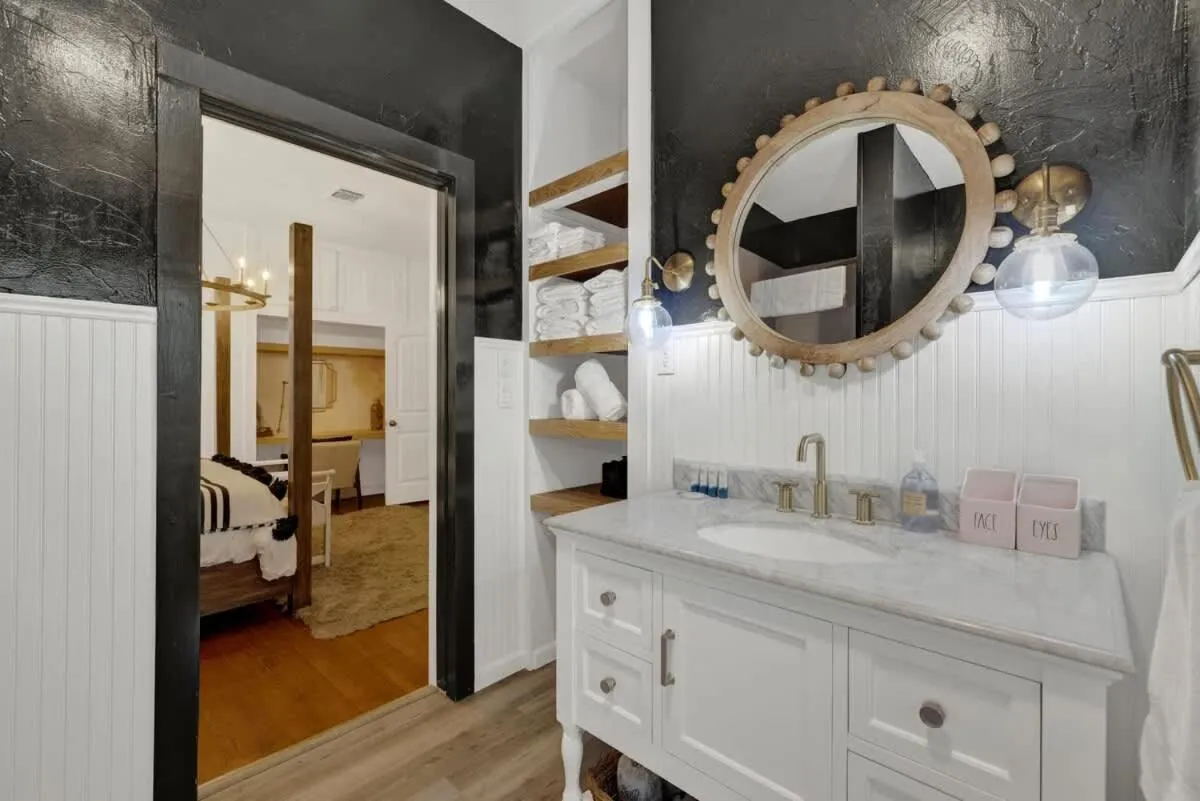 Bathroom in Poplar Place Main House with Hot tub-1 mi to Main St