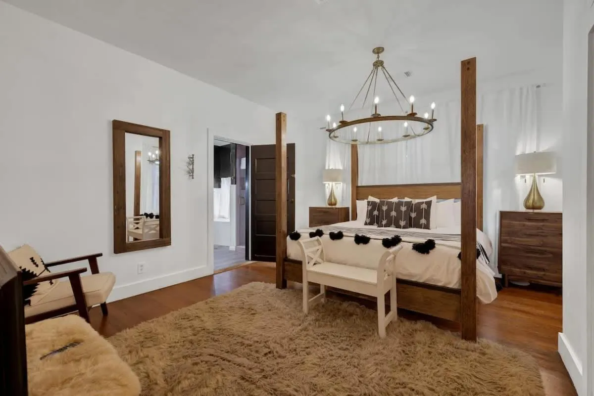 Bed in Poplar Place Main House with Hot tub-1 mi to Main St