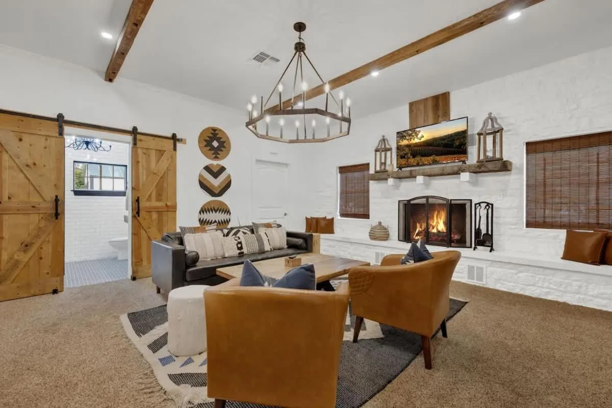 Living room in Poplar Place Main House with Hot tub-1 mi to Main St