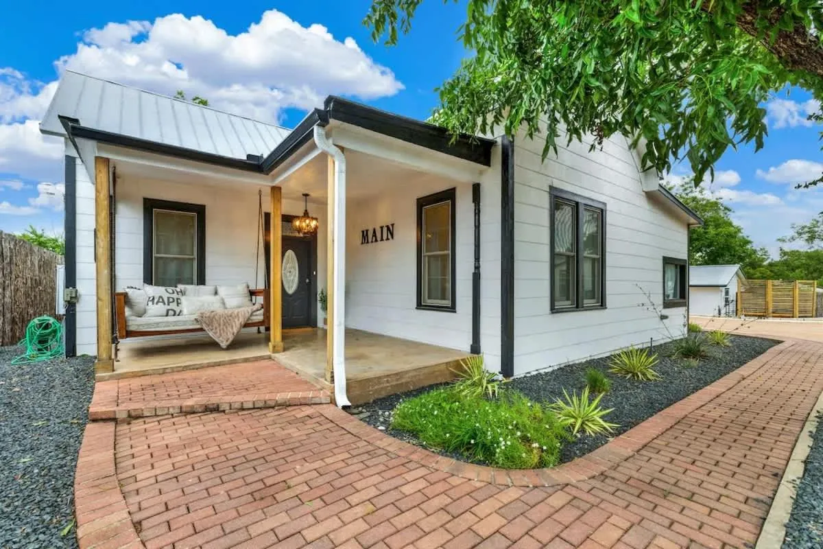 Property building in Poplar Place Main House with Hot tub-1 mi to Main St