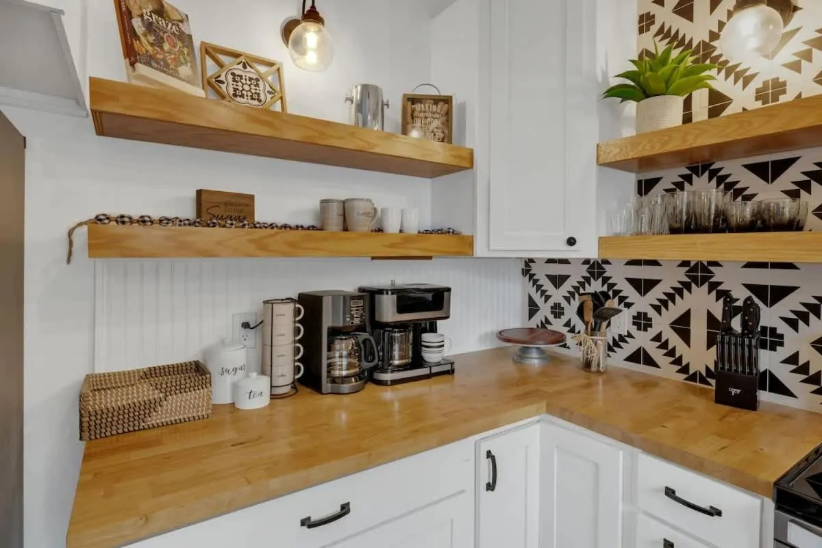 Kitchen or kitchenette in Poplar Place Main House with Hot tub-1 mi to Main St