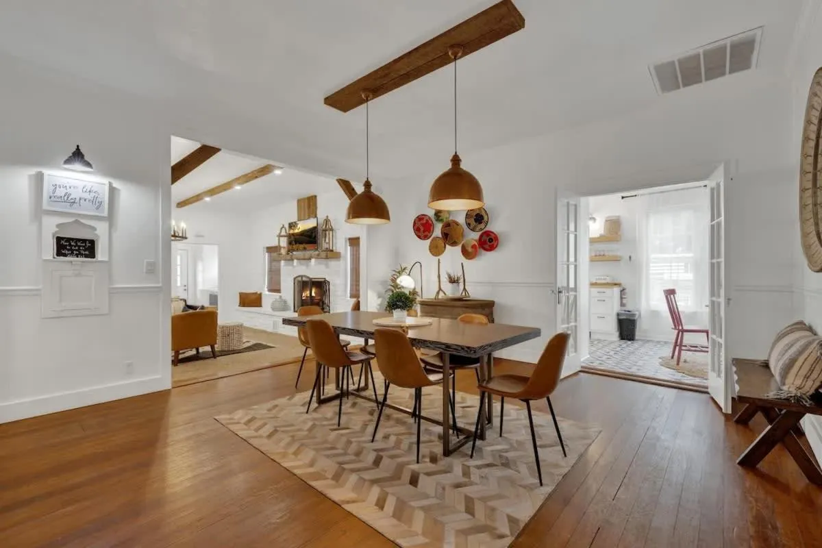 Seating area in Poplar Place Main House with Hot tub-1 mi to Main St